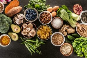 val av färsk mat och friska äter. grönsaker, frukter, baljväxter och spannmål på en betong tabell. foto