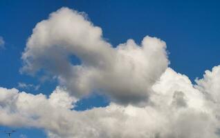 dramatisk moln och himmel över de luton stad av England Storbritannien. foto