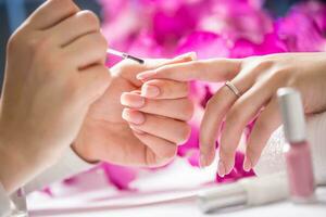 manikyr specialist målning kvinna gel nagel. konst - franska manikyr foto