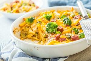 bakad pasta penne med broccoli rökt fläsk nacke mozzarela ost och annat Ingredienser foto