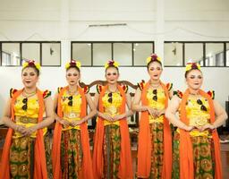 en grupp av traditionell Sundanesiska dansare stående med deras vänner innan de prestanda börjar foto