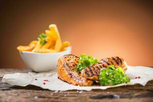 grill kyckling bröst salt peppar persilja örter och franska potatis frites foto