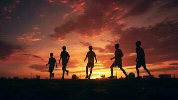 fotboll spelare skuggor på de kväll himmel. silhuett begrepp foto