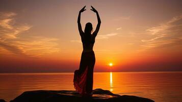 morgon- silhuett av en fantastisk yoga lady foto