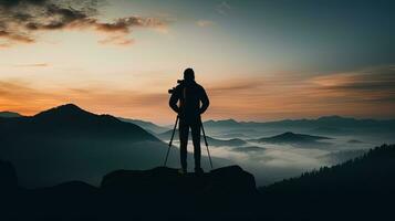 berg man bär grå skjorta och brun shorts innehar svart dslr kamera. silhuett begrepp foto