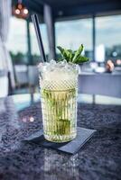 mojito sommar alkoholhaltig cocktail på tabell i restaurang foto