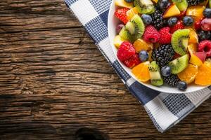 frukt färsk blandad tropisk frukt sallad. skål av friska färsk frukt sallad - dog och kondition begrepp. foto