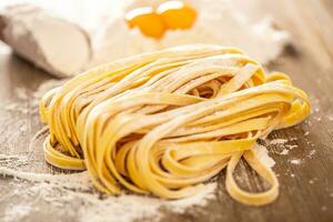 förberedelse pasta tagliatele från mjöl och ägg - närbild foto