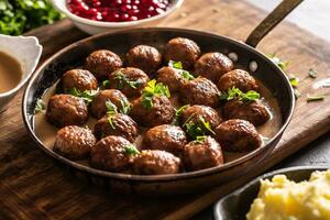 panorera med nygjorda kottbullar köttbullar i en sås foto