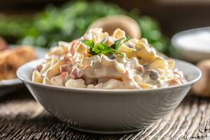 traditionell potatis sallad med grönsaker och majonnäs foto