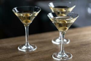 torr Martini kort dryck cocktail med gin, torr vermouth och ett oliv garnering foto