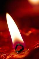 första advent röd ljus med liten flamma brinnande lugnt foto
