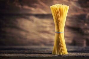 spaghetti. pasta spaghetti på rustik trä- bakgrund foto