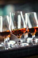 koppar med en cognac rom brandy eller whisky dryck. foto