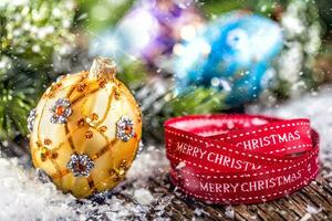 jul tid. lyx gyllene lila blå jul boll och dekoration.röd band med text Lycklig jul foto