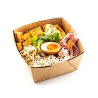 japansk asiatisk måltid i en låda av återvunnet papper isolerat på vit bakgrund. foto