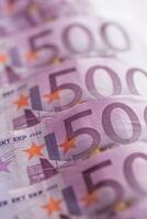 närbild fem hundrade euro sedlar pengar och valuta foto