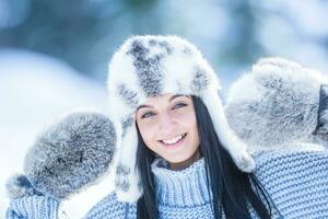 vinter- porträtt av attraktiv ung kvinna i värma Kläder foto