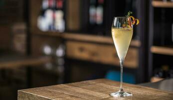 alkoholhaltig cocktail dryck på bar disken i pub eller restaurang foto