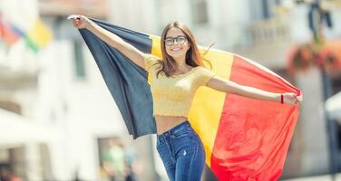 attraktiv Lycklig ung flicka med de belgisk flagga foto