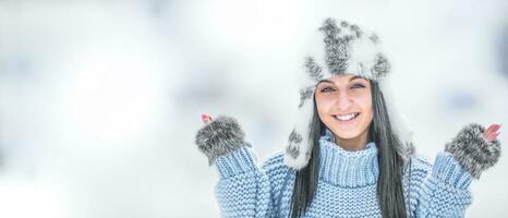 vinter- porträtt av attraktiv ung kvinna i värma Kläder foto