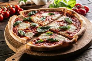 pizza napoletana - napoli tomat sås mozzarella och basilika foto