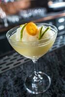 cocktail dryck frysta margarita på bardisk i natt klubb eller restaurang foto