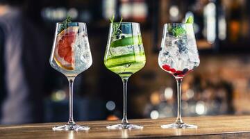 gin tonic cocktails i vin glasögon på bar disken i valp eller restaurang foto