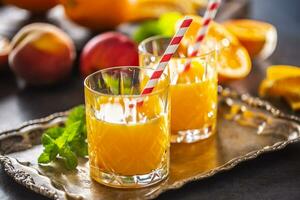två glasögon med orange eller multivitamin juice foto
