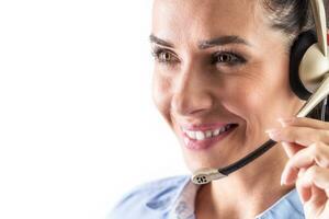 hotline eller ring upp Centrum arbetstagare leende som hon svarar till en ring upp till en kund service Centrum foto