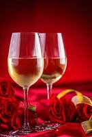 valentines eller bröllop begrepp. vin koppar röd ro och romantisk miljö för två i röd. hälsning kort för jubileum eller årsdag foto