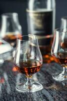 koppar med en cognac rom brandy eller whisky dryck. foto