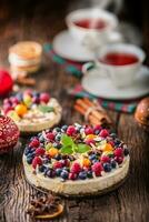 cheesecake med färsk frukt bär jordgubbar hallon och stjärna anis. jul cheesecake med jul dekoration foto