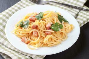 pasta carbonara serveras på en vit tallrik. foto