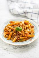 italiensk mat och pasta pene med bolognese sause på tallrik foto