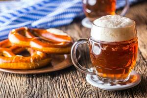 öl och oktoberfest. förslag öl pretzel och blå rutig bordsduk som traditionell Produkter för bavarian festival oktoberfest foto