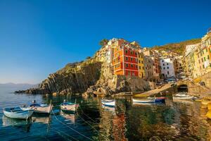 färgrik stadsbild av byggnader över medelhavs hav, Europa, cinque terre i Italien foto