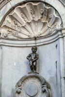 manneken pis liten man kissa eller le petit julien, en mycket känd brons skulptur landmärke i bryssel foto