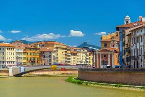 se av de medeltida stad av pisa och flod arno foto