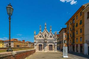 santa maria della ryggraden, skön kyrka nära flod arno i pisa, tuscany foto