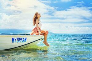 dröm begrepp kvinna Sammanträde i en skön båt foto