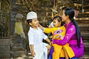 liten flicka i traditionell thai kläder foto