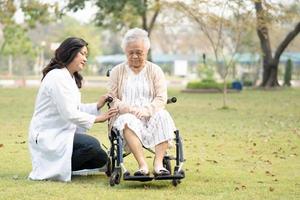 läkarehjälp och vård asiatisk senior eller äldre gammal damkvinnapatient som sitter på rullstol på vårdavdelningen, hälsosamt starkt medicinskt koncept