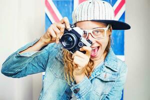 amatör stil porträtt av söt ung kvinna med retro kamera Instagram filtrera applicerad foto