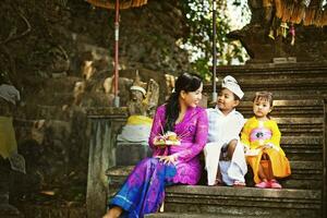 liten flicka i traditionell thai kläder foto