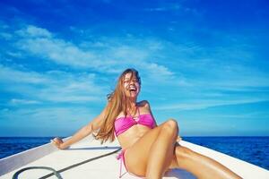 kvinna avkopplande på en båt och skrattande foto