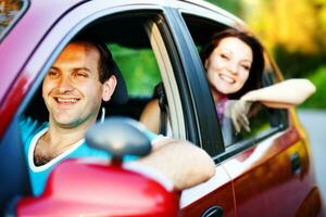 en man och kvinna är leende i de bil foto