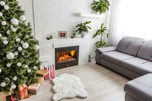 glad jul och Lycklig högtider en skön levande rum dekorerad för jul. foto