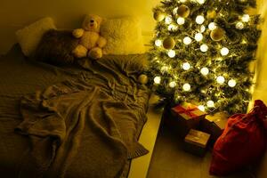 skön säng Semester dekorationer jul foto
