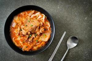 koreanska udon ramen nudlar med fläsk i kimchi soppa